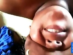 негритянка поцелуй вблизи следующих