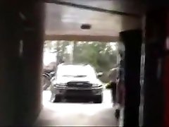 不忠的妻子满足的情人在汽车旅馆