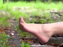 des ados asiatiques qui taquinent des pieds sexy en collant en public