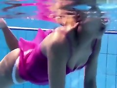 zlata oduvanchik schwimmt in einem rosa top und zieht sich aus