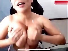 sexy latina dà dildo grande lavoro tette e pompino