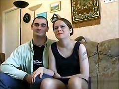 pareja francesa en el sofá de casting va a bisexual