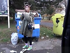 chica loca y delgada esperando a los aliens cuando se encuentra con un extraño en la furgoneta y se acuesta con él