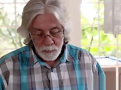 крошечная блондинка едет анаконда