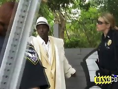 elégant monsieur noir doit plaire sexuellement aux flics