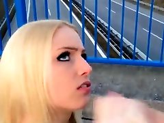 kręcone blond fucked doggystyle w strefie