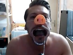 christian sta giocando con il suo dildo