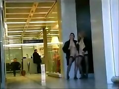 Deux paregnet woman sex francaises a laeroport