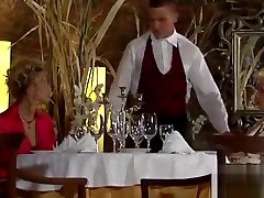 chicas en calenturas posan vestidas mientras se besan en escenas sexy