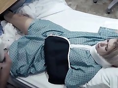 विकृत डॉक्टर Donnie रॉक ने अपने सेक्सी किशोर रोगी आर्य Fae एक अच्छा स्पंज स्नान फिर धीरे धीरे उसे तंग किशोरों की बिल्ली