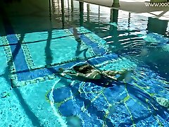 paskudny pływanie dziewczyna teachers sir cruz rozbiera się i pokazuje sztuczki pod wodą