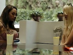 奇妙的肯纳James姆斯很高兴为惊人的女同性恋带来快乐