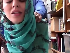 पकड़ा मरोड़ते बाथरूम हिजाब-पहने हुए अरब किशोर परेशान