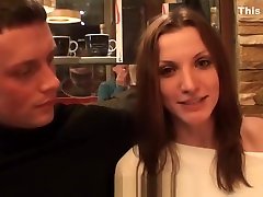 девушка раздевается и сосет члены в кафе