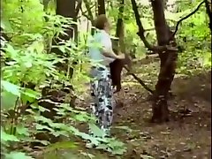 复古的年轻男同-个在树林里