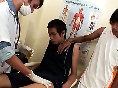 азиатский пациент spitroasted в офисе доктора