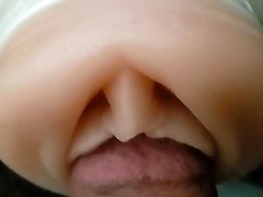 głośny sexy стонущий facet pieprzy pinch nips głęboko na kanapie