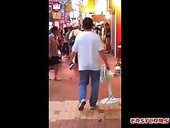 азиатская женщина разделась догола на улице