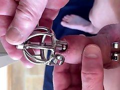 наденьте птичью клетку с твердой уретральной трубкой