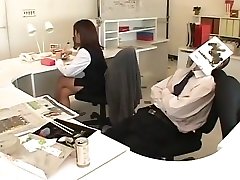 japanische business-lady liebt handjob im büro