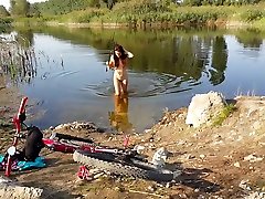 ग्रामीण इलाकों में नेक और गर्म बाइकिंग,मछली पकड़ने और तैराकी