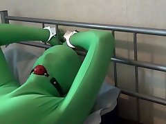 绑起来和球堵嘴在绿色氨纶zentai紧身衣