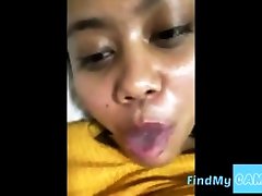 thai-muslimische jungfrau zeigt ihre titten auf webcam