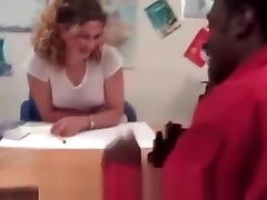 omar pieprzy przedstawicielkę święta