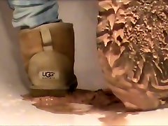 Crushing Ice Cream in sand Ugg kroupe blonda Mini