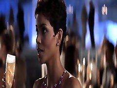 halle berry trägt einen sexy orangefarbenen bikini, als sie aufsteigt