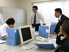 asiático secretario de tokio con bum leche