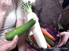 जापानी first pee fetish सब्जियों के साथ गड़बड़ कर दिया