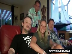 una rubia madura gangbanged en todos los agujeros