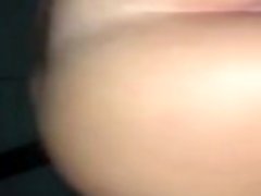 Jeune teen saute sur une grosse bite Jeune teen saute sur une grosse bite