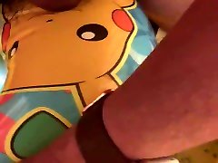 inflatable pokemon pikachu फटना
