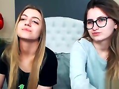 Amateur Lesbians Tying On Webcam