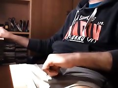 very sexy leinght durby guy jerking his big cut cock