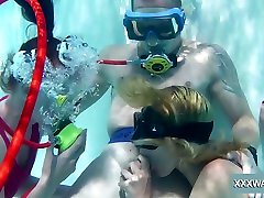 Horny scuba diver Minnie Manga gives nice blowjob right under water