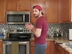 ебля во время приготовления пищи: джолла трахается на кухне