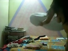 bangla mädchen genießen mit kissen heiß