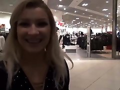 Teeny-Winnie18 - lap dance nacked Blowjob mit Stepcousin beim CundA Laden