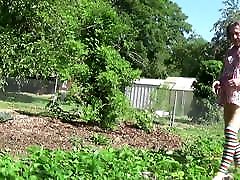 how lucky mom в саду пробует клубнику 155