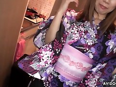 japanese mädchen in kimono emiko shinoda gibt ihr kopf und wird gefickt