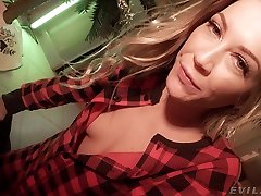 漂亮的女孩性感的屁股阿迪拉诱惑喜欢残酷的猫拳交