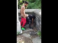 那家伙继续他妈的，同时被观看