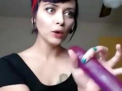 mujer se traga un enorme consolador completamente