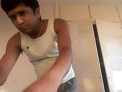 Geile Aziatische twink is aan het rukken. Geile Aziatische twink is aan het rukken.