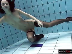 पानी के नीचे तैराकी लड़की वेरा पीतल