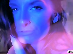 silvia saige et jessica jaymes se relaient sucer une bite dure dans la boîte de nuit