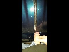 cumming auf einem heißen auto